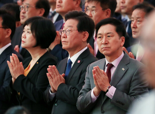 국민의힘 김기현 대표, 더불어민주당 이재명 대표, 정의당 이정미 대표가 27일 서울 종로구 조계사에서 열린 불기 2567년 부처님오신날 봉축법요식에서 삼귀의례를 하며 합장하고 있다. 사진=대통령실통신사진기자단/연합뉴스