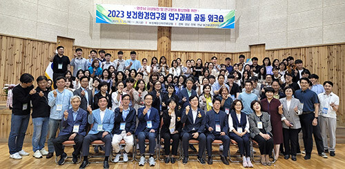 25~26일 전남 보성 제암산 자영휴양림에서 열린 '영·호남 보건환경분야 연구과제 공동 워크숍' 참석자들이 기념쵤영을 하고 있다. 사진=경북도 제공