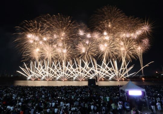 포항불빛축제 메인 행사인 국제불꽃쇼에서 참가 팀들의 불꽃 연출이 포항의 밤하늘을 아름답게 수놓고 있다.  사진=포항시 제공