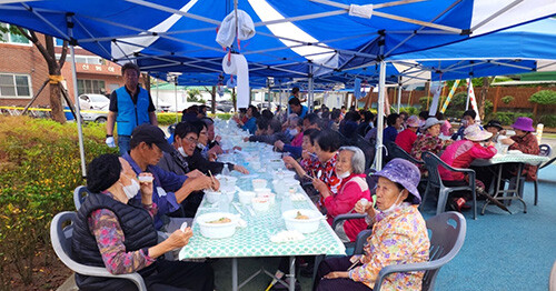 지난 28일 일만의 행복 봉사단 회원들이 대구 서구 비산5동 행정복지센터 앞 동아리 공원에서 '경로 효 잔치'를 열고 있다. 이날 봉사단 회원 100여명은 어르신들에게 삼계탕과 떡, 과일, 음료 등을 대접하고, 생활환경과 일상의 안부를 여쭤보는 '말벗'도 됐다. 사진=일만의 행복 봉사단 제공