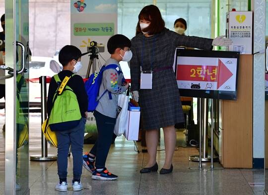 서울의 한 초등학교에서 교사가 학생들의 등교 지도를 하고 있는 모습. 기사 특정 내용과 관련없다. 사진=박정훈 기자