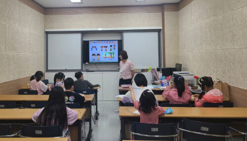 글로벌 인재 양성 지원 위한 이중언어 교실 운영 장면. 사진=김해시 제공