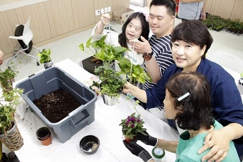 양평군 중증 장애인 거주시설인 씨엘의집 이용 가족들이 한수진 우리지역연구소 소장과 함께 만든 ‘손바닥 정원’. 사진=김현술 기자.