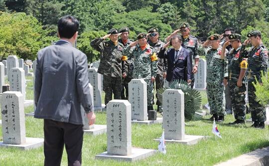 현충일 사흘 앞둔 3일 오전 서울 동작구 국립현충원을 찾은 군대 전우들이 묘역에 참배하고 있다. 사진=박정훈 기자