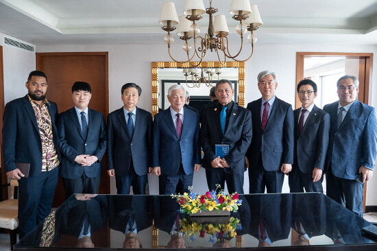 국제청소년연합 박옥수 설립자와 교육위원이 투발루 총리와 면담했다. 사진=국제청소년연합 제공