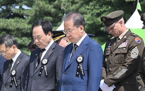 6일 대구앞산충혼탑에서 홍준표 시장, 이만규 시의장 등 주요내빈들이 묵념을 하고 있다. 사진=대구시 제공