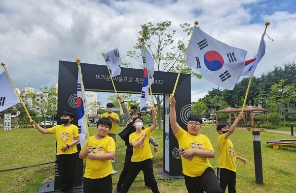 학생들이 대구민주시민교육센터 야외 역사 테마길에서 태극기를 흔들고 있다. 사진=대구교육청 제공