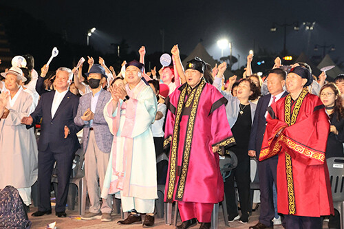 주낙영 시장을 비롯한 주요 내빈들이 초청가수 축하공연 즐기고 있다. 사진=경주시 제공