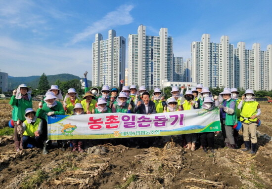 농촌일손돕기 진행 모습. 사진=경남농협 제공