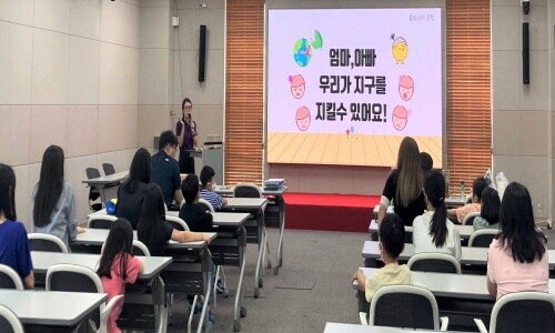 KISA 나주 본원에서 개최된 환경 캠페인 중 하나인 '임직원과 자녀와 함께 참여하는 업사이클링 교육' 현장. 사진=KISA 제공