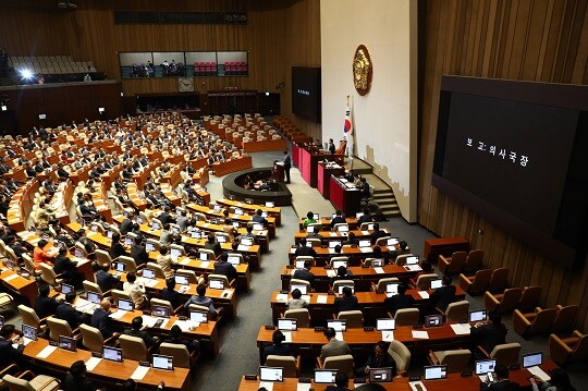 지난달 30일 국회에서 열린 본회의에서 정당법 위반 혐의(더불어민주당 전당대회 돈 봉투 의혹)로 구속영장이 청구된 윤관석·이성만 무소속 의원의 체포동의안이 보고되는 모습. 사진=박은숙 기자