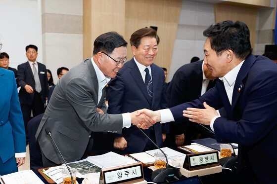 강수현 양주시장이 경기도시장군수협의회 국토교통부 간담회에 앞서 원희룡 장관과 인사를 나누고 있다. 사진=양주시 제공