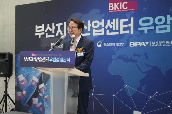 강준석 사장이 축사를 갖는 모습. 사진=부산항만공사 제공