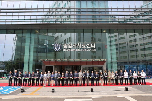 연세대학교 의료원 중입자치료센터 개소식에 참석한 관계자들이 테이프 커팅식을 하고 있다. 사진=연세의료원 제공