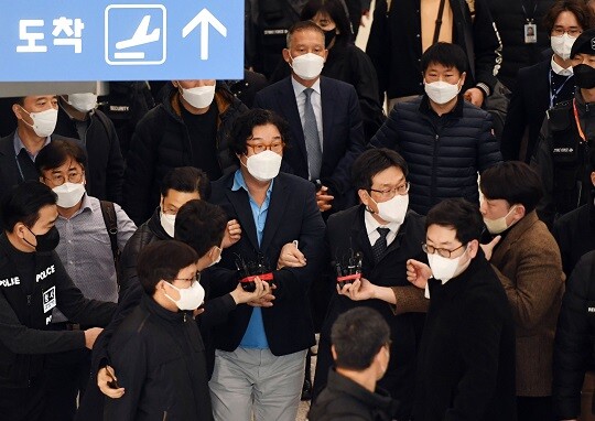 김성태 전 쌍방울 회장이 1월 17일 인천국제공항 제1여객터미널을 통해 귀국, 검찰 수사관에게 체포돼 공항을 나가고 있다. 사진=최준필 기자