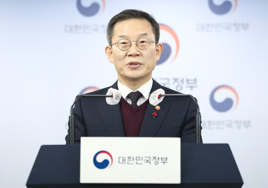 지난해 12월 정부서울청사 브리핑룸에서 이종호 과기정통부 장관이 판교 데이터센터 화재,부가통신서비스 장애조사결과 및 SK C&amp;C 카카오,네이버 3사에 대한 시정조치 요구사항을 브리핑 하고 있다. 사진=임준선 기자