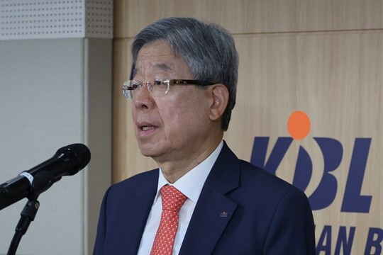 김희옥 KBL 총재가 16일 오전 서울 강남구 KBL센터에서 고양 데이원의 회원자격을 박탈하기로 한 임시총회 결정을 발표하고 있다. 사진=연합뉴스