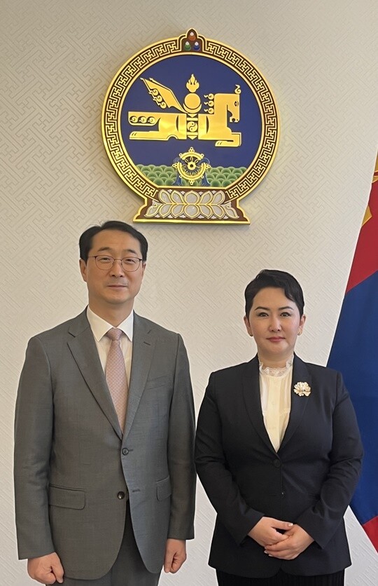 김건 외교부 한반도평화교섭본부장과 바트체첵 몽골 외교장관. 사진=외교부 제공