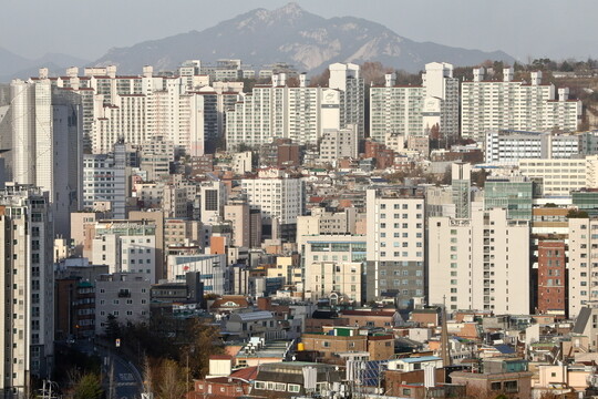 서울 종로구 낙산공원에서 바라본 성북구 일대 아파트와 주택가 전경. 사진=일요신문DB