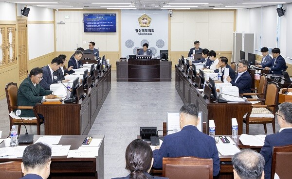 19일 경북도의회 기획경제위원회가 '2022회계연도 결산안'과 '조례안 7건'을 심의·의결하고 있다. 사진=경북도의회 제공