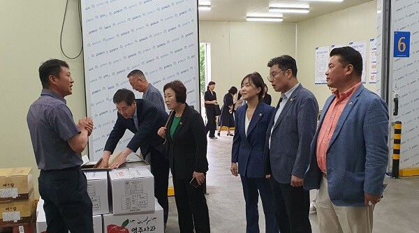 22일 대구시의회 교육위원회가 군위군의 경북광역급식센터를 방문해 관계자로부터 설명을 듣고 있다. 사진=대구시의회 제공