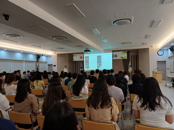 ‘스마트 행정, 챗GPT와 협업하기’ 직원 교육 장면. 사진=김해시 제공