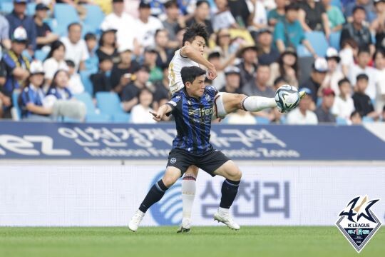 포항스틸러스 이호재와 인천유나이티드 김도혁이 경합하고 있다. 사진=프로축구연맹 제공