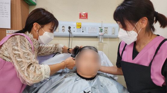 부산 온종합병원 호스피스병동의 이·미용 봉사 장면. 사진=온종합병원 제공