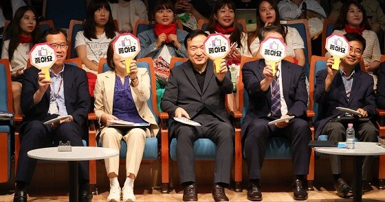 임태희 경기도교육감이 26일 학부모 소통 콘서트 '맘스 브리지' 행사에 참석해 학무모들의 정책 제안을 경청하고 있다. 사진=경기도교육청 제공