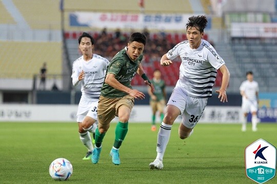 김지수는 고교생 시절부터 프로 1군 무대에서 경기를 소화했다. 사진=한국프로축구연맹 제공