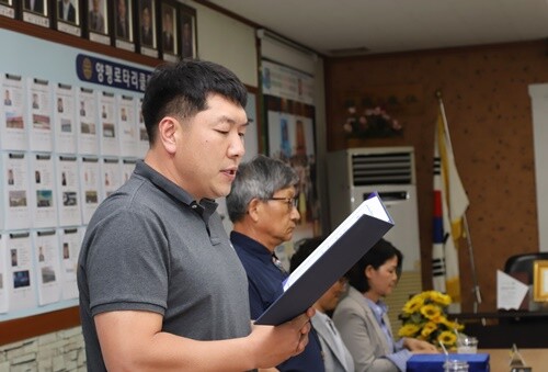 로타리 강령 낭독과 네가지 표준 낭독을 하는 김환희 회원(한승사무기). 사진=김현술 기자