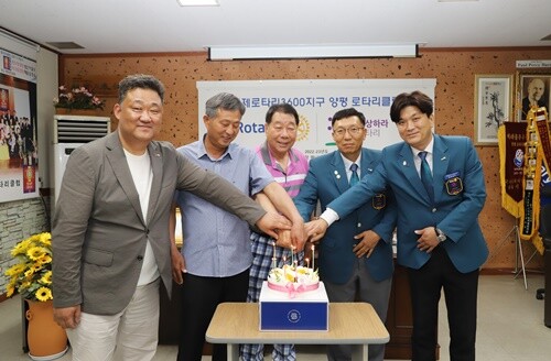 임관수 회장과 김창민 신임회장 등이 축하케익을 절단하고 있다. 사진=김현술 기자