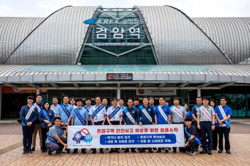 27일 공항철도 검암역 광장에서 임헌조 공항철도 경영본부장(첫번째줄 왼쪽에서 여섯번째)과 홍창호 인천교통공사 안전경영본부장(첫번째줄 왼쪽에서 일곱번째)이 캠페인 참여자들과 기념촬영을 하고 있다. 사진=공항철도 제공