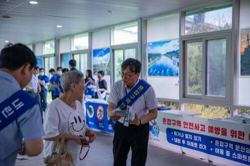 검암역 환승통로에서 임헌조 공항철도 경영본부장이 시민들에게 안전수칙 홍보물은 나눠주고 있다. 사진=공항철도 제공