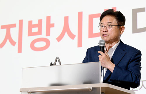 이철우 경북지사가 30일 구미 새마을테마공원 글로벌관에서 '행복경북 6080 아카데미'에서 특강을 진행