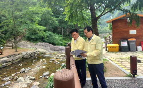 김대권 수성구청장이 3일 민선 8기 1주년을 맞아 장마철 수해 위험지역인 진밭골 야영장을 점검하고 있다. 사진=수성구 제공