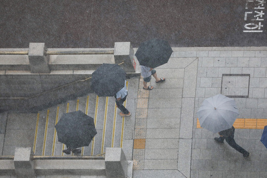 광화문 일대 시민들이 우산을 쓰고 걸어가고 있다. 사진=임준선 기자