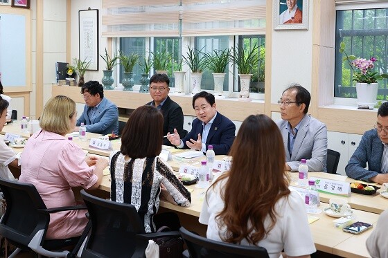 주광덕 남양주시장이 5일 학부모 간담회를 갖고 있다. 사진=남양주시 제공