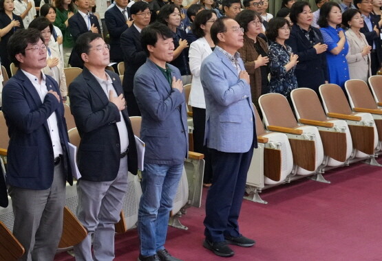 하윤수 교육감과 직원 간의 소통 모습. 사진=부산시교육청 제공