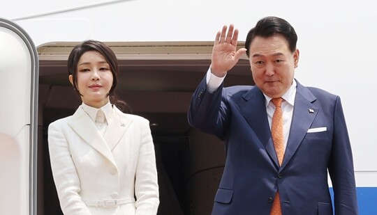 윤석열 대통령과 김건희 여사가 리투아니아에서 열리는 북대서양조약기구(나토) 정상회의 참석과 폴란드 방문을 위해 7월 10일 성남 서울공항에 도착, 출국전 공군 1호기에서 인사하고 있다. 사진=연합뉴스