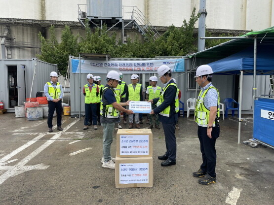 이상권 BPA 건설부사장(오른쪽)이 부산항 항만시설물 단면보수공사 현장 관리인을 대상으로 안전용품을 지원하고 있다. 사진=부산항만공사 제공