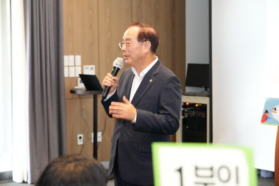 하윤수 교육감이 ‘2023년 학부모 학교급식 공감 콘서트’에 참석해 발언을 갖는 모습. 사진=부산시교육청 제공