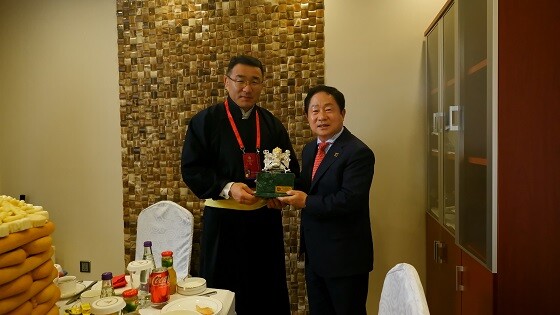 주광덕 남양주시장이 11일 돌고르수렌 소미야바자르 울란바토르시장과 간담회를 가진 후 기념촬영하고 있다. 사진=남양주시 제공