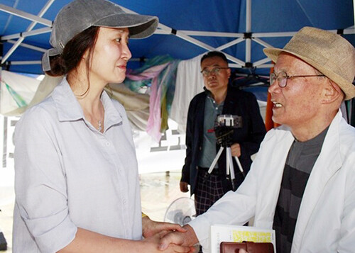 14일 인민혁명당(인혁당) 재건위원회 사건 피해자인 이창복씨가 단식 농성장을 찾아 여현정 군의원을 격려하고 있다. 사진=김현술 기자