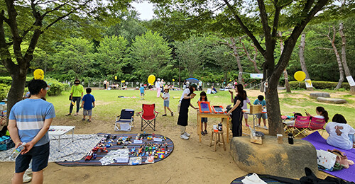 올 6월 11일 선도동 흥무공원에서 부모님들과 아이들이 꼬마장터에 참여하고 있다. 사진=경주시 제공