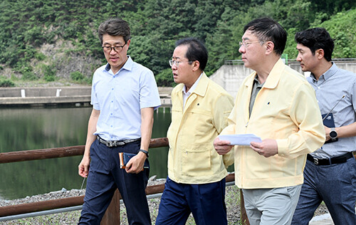 20일 홍준표 시장이 대구권 주요 댐을 현장방문해 댐 상황을 살펴보고 있다. 사진=대구시 제공