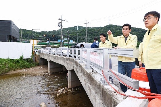 이상일 용인특례시장이 22일 수지구 동천동 교기교를 방문해 관계자에게 집중 호우대비 철저한 대응을 주문하고 있다. 사진=용인특례시 제공