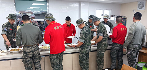 복구 지원에 나선 군 장병들이 경북도가 제공한 식사를 하고 있다. 사진=경북도 제공