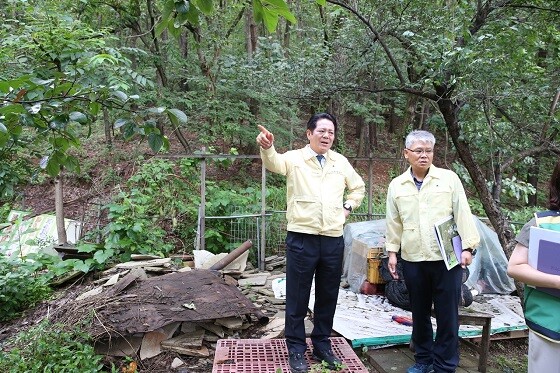 최대호 안양시장이 26일 산사태 취약지역을 현장 점검하고 있다. 사진=안양시 제공