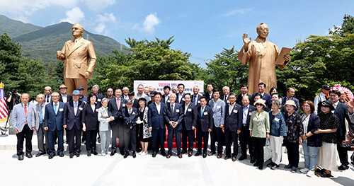 경북도가 27일 칠곡 다부동 전적기념관에서 열린 이승만‧트루먼 대통령 동상 제막식을 갖고 기념촬영을 하고 있다. 사진=경북도 제공